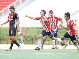 Mario Orozco (90), quien hizo un doblete, celebra la tercera anotación de Chivas.  /