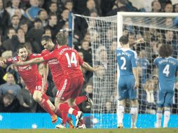 Glen Johnson (segundo izq. a der.) anotó el gol del triunfo a tres minutos del final y enmudeció el estadio azul. AFP  /