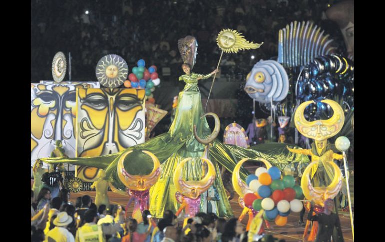 El desfile inspiración del artista de Tlaquepaque, Jalisco, Sergio Bustamante, fue de los más llamativo de la noche.  /