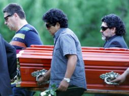 El ídolo argentino (d) compartió su luto junto a su padre, sus hermanos y sus hijas. EFE  /