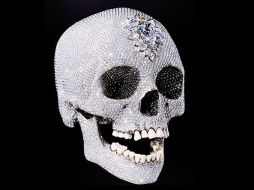 Imagen del cráneo titulado 'For the love of God' compuesto por ocho mil 600 diamantes. ESPECIAL  /