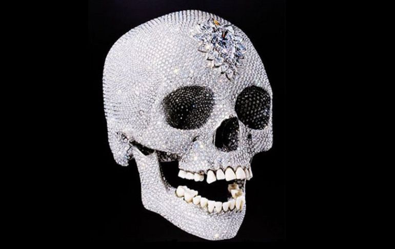 Imagen del cráneo titulado 'For the love of God' compuesto por ocho mil 600 diamantes. ESPECIAL  /