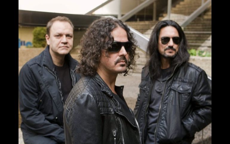 Juan Valdivia (i) (guitarra), Joaquín Cardiel (d) (bajo) y Pedro Andreu (c) (batería) del grupo Héroes del Silencio. EFE  /