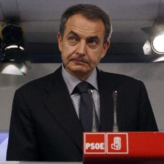 Zapatero anuncia renovación socialista tras derrota electoral