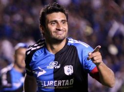 Con goles de Carlos Bueno, Gallos derrotó 2-1 a las Chivas Rayadas de Guadalajara. NOTIMEX  /