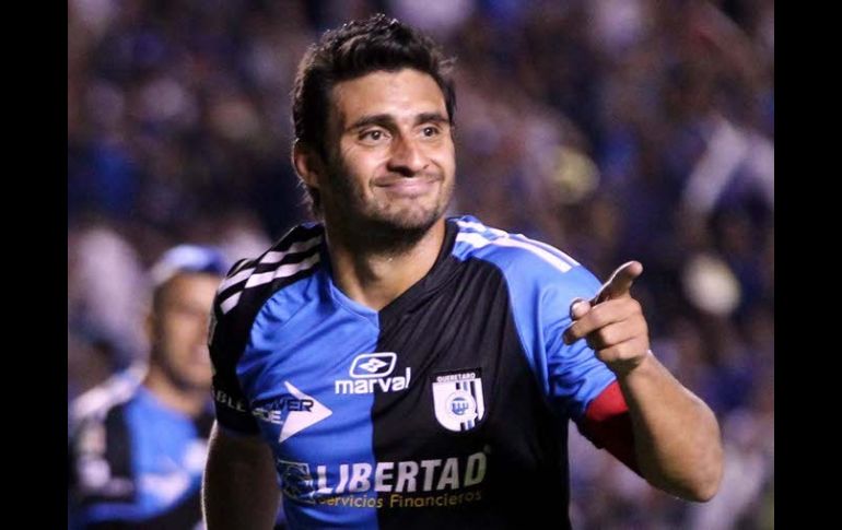 Con goles de Carlos Bueno, Gallos derrotó 2-1 a las Chivas Rayadas de Guadalajara. NOTIMEX  /