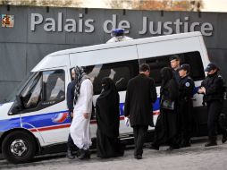 El comerciante Lies Hebbadj y las mujeres con niqab fueron a la Corte de Justicia. AFP  /