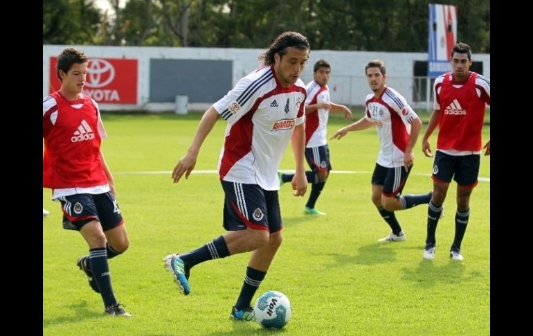 Un centenar de personas atestiguaron el entrenamiento de los rayados este lunes.  /