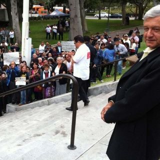 AMLO pide difundir sus propuestas en redes sociales