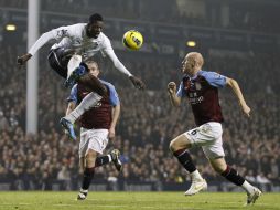 Emmanuel Adebayor (I) del Tottenham controla el balón frente l ajugador del Aston James Collins. AFP  /