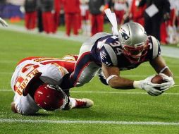 El jugador de Patriotas Shane Vereen (der.) en acción ante Jovan Belcher (i) de los Jefes. EFE  /
