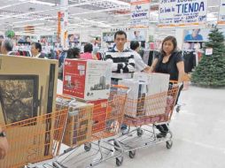 Los expertos consideran que es necesario conocer cuántas compras se hicieron mediante tarjeta de crédito. NTX  /