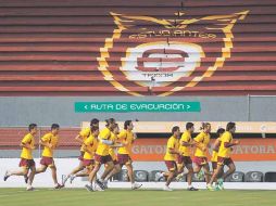 Jugadores de Estudiantes corren en torno a la cancha del Estadio Tres de Marzo.  /
