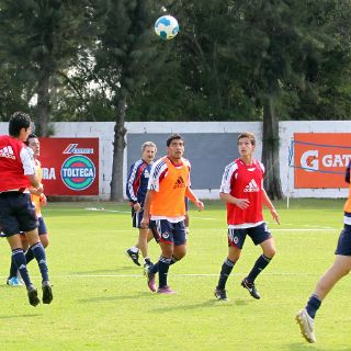 Chivas y Cruz Azul lucharán contra la historia