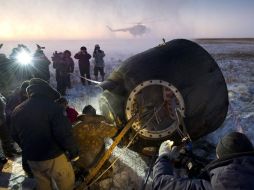 Especialistas apoyan el rescate de los tres astronautas enmedio del frío kazajo. EFE  /