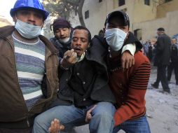 Un manifestante herido es trasladado hacia un hospital improvisado. EFE  /