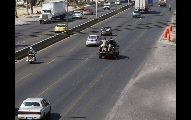 Obras de cimentación y construcción de una columna que sostendrá el puente, es el motivo por el que se bloqueará el tráfico vehicular.  /