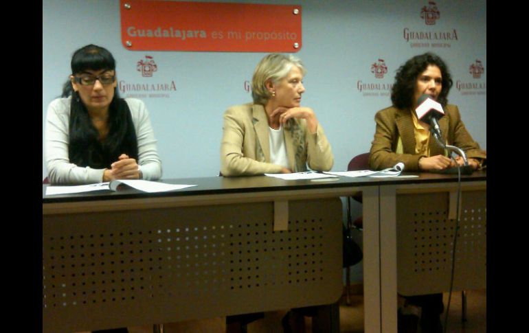 De izquierda a derecha: Verónica López García, Myriam Vachez Plagnol y Sandra Carvajal en la rueda de prensa.  /