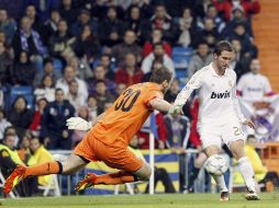 Gonzalo Higuaín (der.) dispara para anotar unos de los goles del Real Madrid ante el Dinamo Zagreb. EFE  /