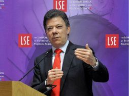 El presidente de Colombia, Juan Manuel Santos, habla durante su conferencia en el London School of Economics. EFE  /