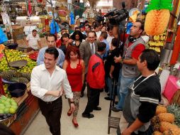 Hoy mostraron el mejoramiento del Mercado Alcalde. En la imagen el alcalde tapatío (camisa blanca) recorriendo sus pasillos.  /