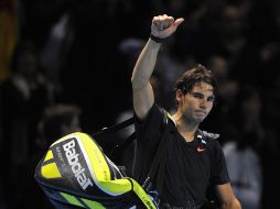 Nadal se despide de los aficionados luego de caer derrotado por Federer en la Arena O2 en Londres. REUTERS  /