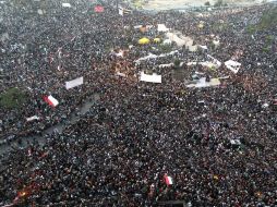 En el cuarto día de enfrentamientos en El Cairo, la Junta Militar prometió un referéndum sobre si abandona ya el poder. AFP  /