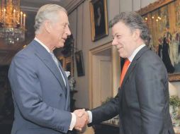 El presidente de Colombia, Juan Manuel Santos (der.), saluda al principe Carlos de Inglaterra, en Londres. EFE  /