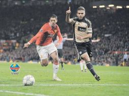 Javier ''Chicharito'' Hernández (izq.) nada pudo hacer para evitar que el United empatara en casa ante el Benfica portugués. AFP  /