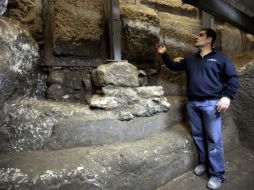 El arqueólogo de la Autoridad de Antigüedades de Israel posa en el interior de una pila o baño de rituales judíos. EFE  /