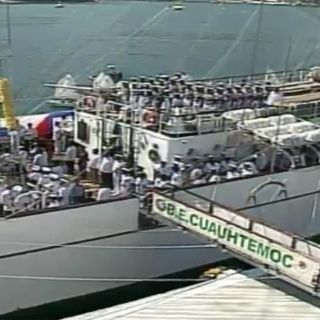 Calderón abandera buque en festejos por el Día de la Marina Armada