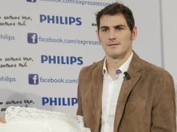 Casillas, originario de esta localidad recibió el premio de la Gala del Deporte de Móstoles. EFE  /