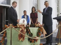 El presidente de EU, Barack Obama, cumplió el ritual de Acción de Gracias y concedió el indulto a dos pavos, aunque uno escapó. AP  /