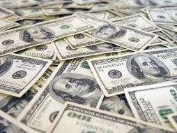 El dólar llegó a venderse hoy en 14.39 pesos  en los bancos del país.  /