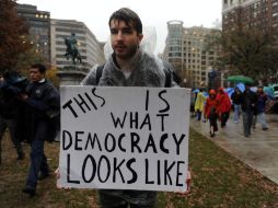 Este nuevo movimiento denominado 'Ocupemos la migra' se tomó la semana pasada la sede de migración y aduanas en San Diego.  /