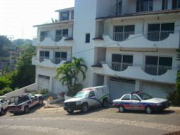 Policías turístricos atendieron un reporte de vecinos en la calle Allende, donde sucedió el homicidio.  /