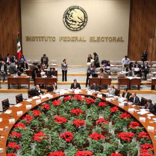 El IFE aprueba tope de gastos de precampañas federales
