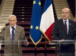 Burhan Ghalioun, dirigente del Consejo Nacional Sirio y el canciller francés Alain Juppé, se reunieron en París. EFE  /