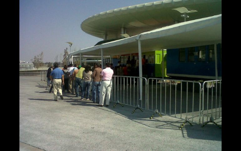 Las taquillas fuera del Omnilife siguen con filas para comprar entradas para el juego del sábado.  /