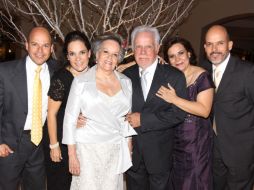 Teresita y Oscar con sus hijos Carlos, Tere, Luz María y Oscar Corona Iribe.  /