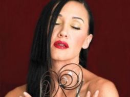 El dia de la inauguración de la muestra coincide con los 25 años de carrera que celebra la artista. ESPECIAL  /