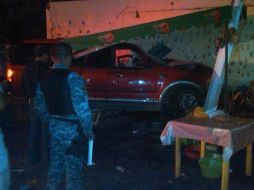 El chofer de la camioneta intentó escapar al atropellar a dos personas y se estrelló en el puesto.  /