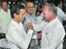 Enrique Peña Nieto (izquierda), saluda al mandatario de Tabasco, Andrés Granier Melo. NTX  /
