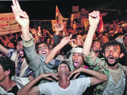 Opositores salen a las calles a festejar la salida del presidente yemení, que tiene 33 años en el poder. AFP  /