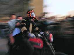 Manifestantes egipcios llevan al hospital a uno de sus colegas afectado por el gas lacrimógeno que aventaron los policías, EFE  /