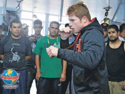 Saúl Álvarez concluyó su preparación con un entrenamiento público en el gimnasio Nuevo Jordán, de la Ciudad de México. MEXSPORT  /