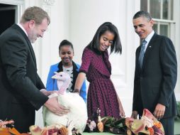 Barack Obama en imagen junto a sus dos hijas y uno de los pavos que perdonó. REUTERS  /