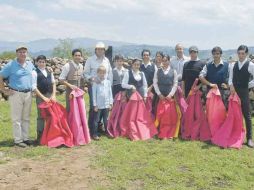 Alumnos y docentes de la institución taurina tapatía con el presidente del Patronato, Pablo Moreno (de sombrero).  /