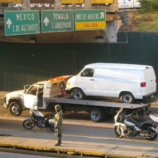 Hallan 23 cadáveres en camionetas abandonadas