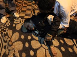 Un médico atiende a un herido durante los enfrentamientos registrados en la plaza Tahrir de El Cairo. EFE  /